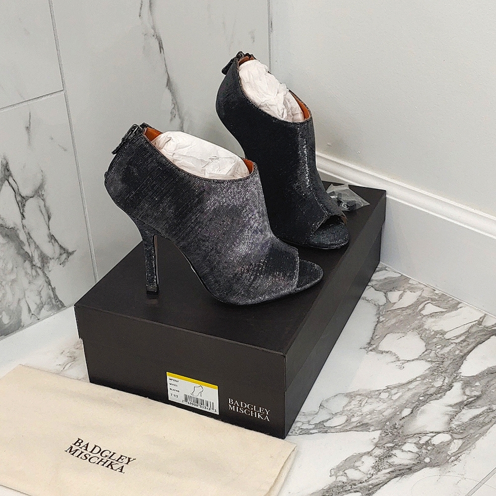 Badgley Mischka 4 inch heel silver metallic open toe boots, NWT
